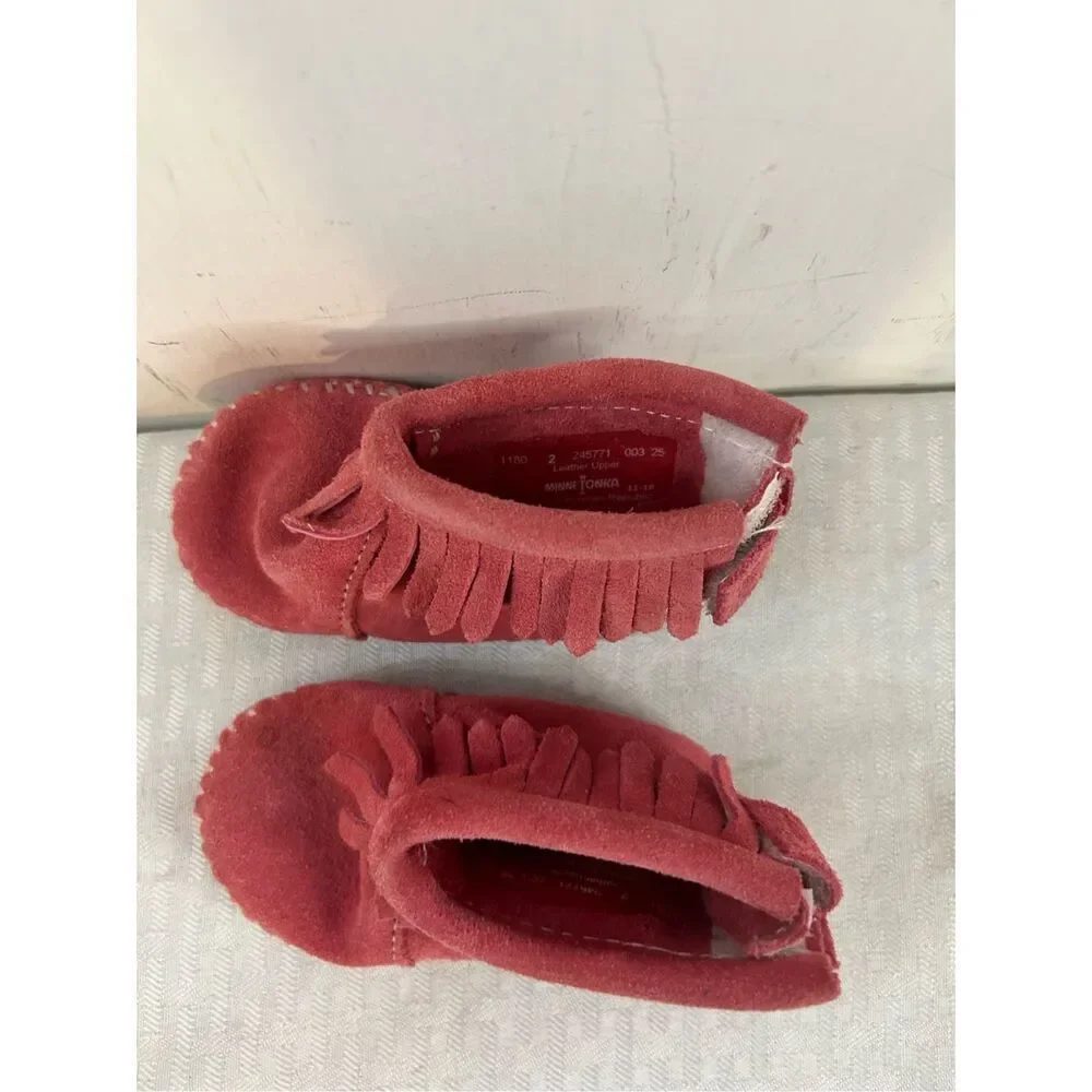 Minnetonka pink‎ fringe moccasins size 2 infant (discoloration on bottom)